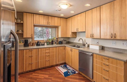 Taku - Campbell Apartment | 2 BR Home Minutes Away from the Airport!
