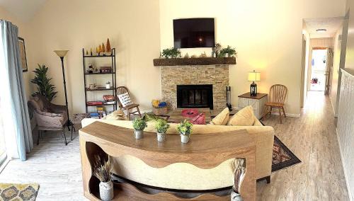 Hancock House | 2 BR JIMINY PEAK w Mountain Views SLEEPS 7 Gorgeous