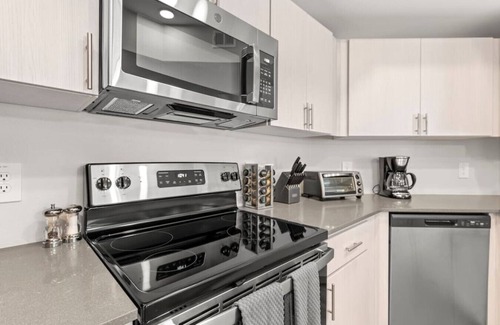Phoenix House | 2 BR near State Farm Stadium w Gym & Outdoor pool.