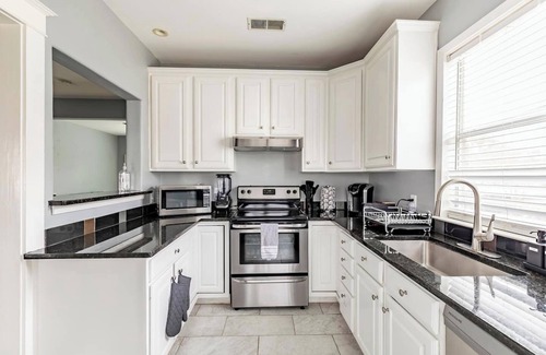 Turtle Creek House | 2 BR Oak Lawn House by Uptown WFH Setups