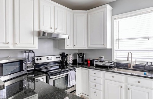 Turtle Creek House | 2 BR Oak Lawn House by Uptown WFH Setups