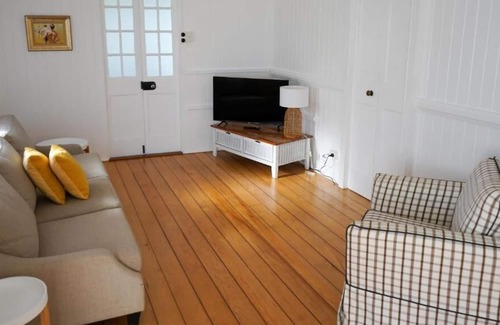 North Ward House | 2 BR Queenslander on Cook*Walk To Strand**FULLY SELF-CONTAINED PRIVATE SPACE*