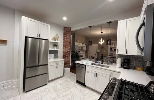 University District Apartment | 2 BR Totally Renovated and Chic