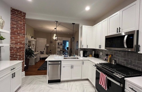 University District Apartment | 2 BR Totally Renovated and Chic