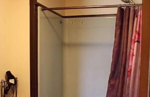 Wallingford Apartment | 2 BR Walking distance to the Oakdale Theater