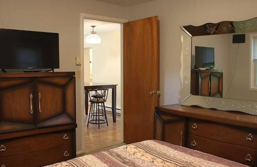 Wallingford Apartment | 2 BR Walking distance to the Oakdale Theater