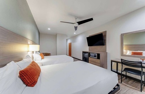 Eastside Promise Neighborhood Hotel | 2 Budget-Friendly Rooms w/Free Breakfast & Prime Location in DT