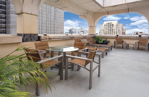 Union Square Condo | 2 Chic King Suites at Wyndham Donatello in SF