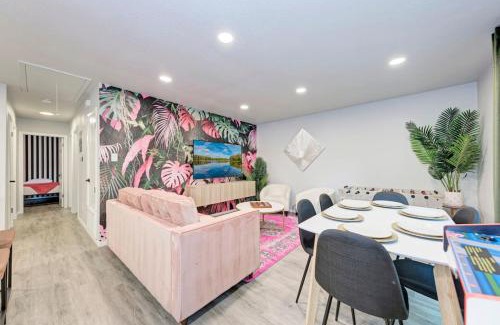 Johnston Terrace House | 2 Combined Homes - 2 Private Pools - 16 Guests