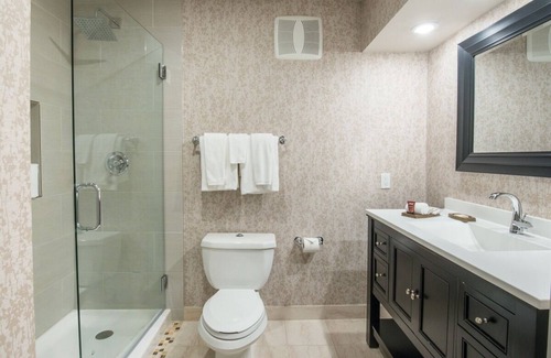 Barron Park Hotel | 2 Comfortable Room with Heated Pool, Free Breakfast & Parking in Palo Alto