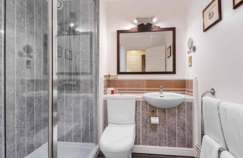 Ipswich Hotel | 2 Comfy Rooms w/Spa Treatments, Solarium & Cosy Atmosphere - Ideal for Families