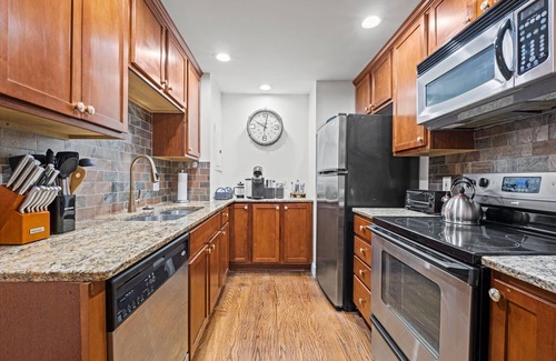 Park Central-Research Park Apartment | 2 Connected Studios in Historic Building Walkable to Plaza - 2BR, 2BA, 2 Kitchens + Rooftop Views