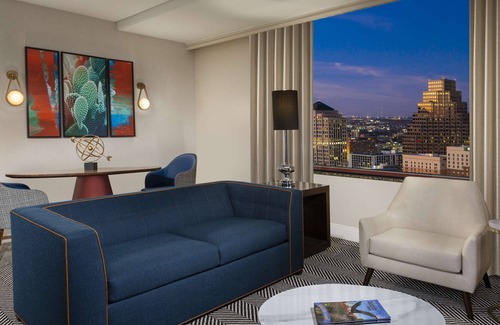 Waller Creek District House | 2 Connecting Suites at a 4⭐️ Hotel
