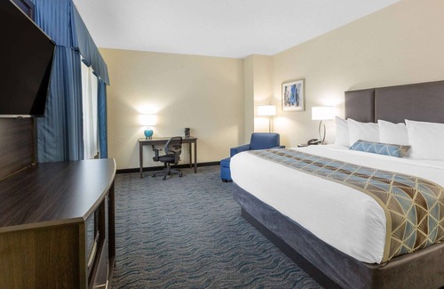 Des Moines House | 2 Connecting Suites at a Hotel