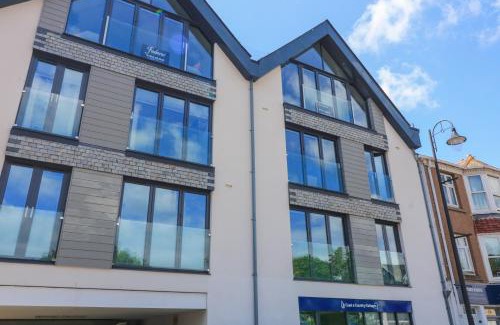 Dartmouth Apartment | 2 De Courcey House