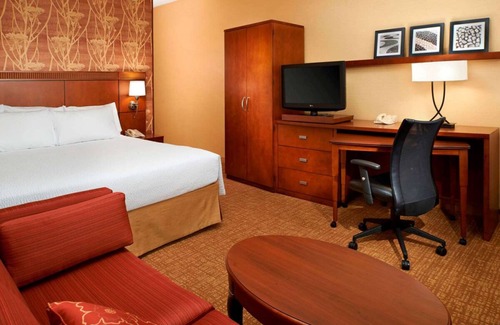 Auburn Hills Resort | 2 Deluxe King Units, Perfect for Families, Indoor Swimming Pool & Pet-friendly!