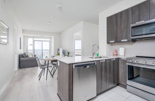 Hurontario Apartment | 2+Den, 2 Bath, Parking, High Floor with View