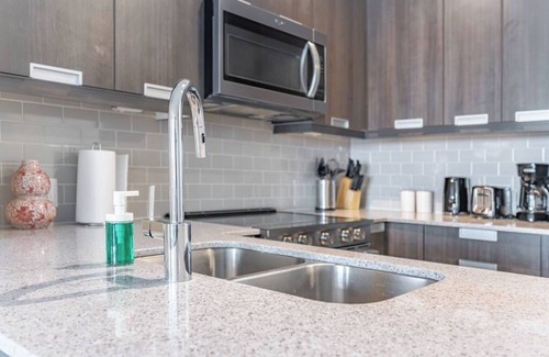 Hurontario Apartment | 2+Den, 2 Bath, Parking, High Floor with View