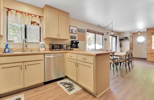 Arnold Cabin | 2 Dog Lodge · 2 Dog Lodge, 4-Season Dog Friendly Cabin + yard
