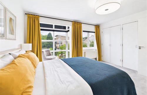 Epsom House | 2 Ensuite beds house, sleep 4 With free parking, Self Check-in, and Close link to London, Zone 6