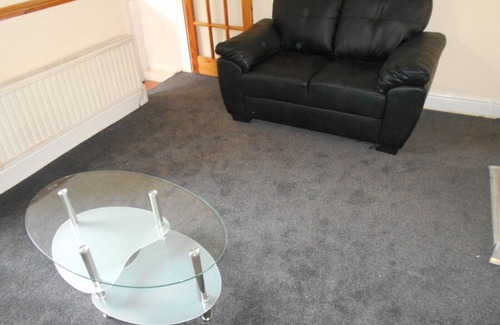 Liverpool House | 2 Ensuites Bedrooms - Cosy Homes - Home away from home, Sleeps 6