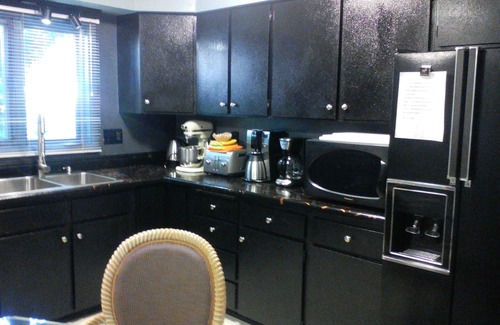 Spenard Apartment | 2 Entire Apts, 6 Bdm, 9 Beds, Corporate & Vacation Midtown, Minutes to Airport