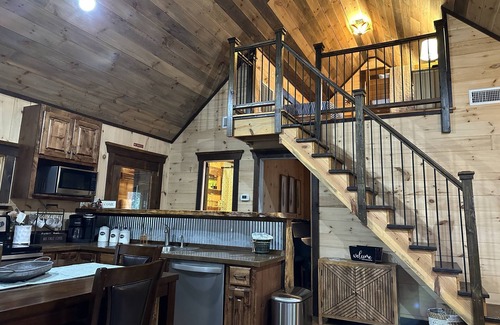 Rising Fawn Cabin | 2 Family Cabins - Hot Tub - Fire Pits - Screened in Porches - 2 miles to Cloudland Canyon Park