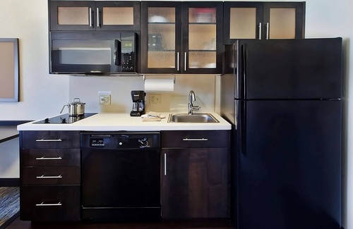 Clearwater House | 2 Family-friendly Suites w/Fully-equipped Kitchens! Pool Onsite! Pets Allowed!