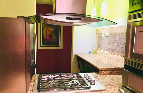 Guacima House | 2-floor, 3-bedroom house/AC/WiFI/10 mins from SJO and 15 mins from Parque Viva.