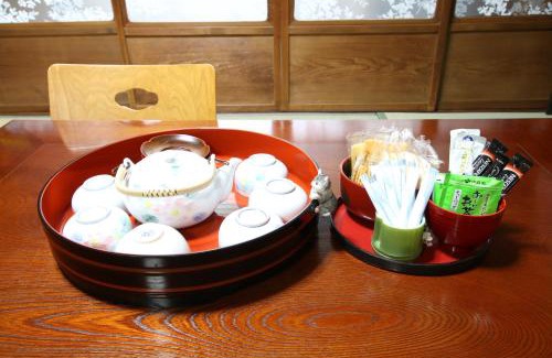 Suminoe House | 2 floors japanese style, direct to KIX, 10mins train to Namba, 5mins walk to stn , 2-6ppl