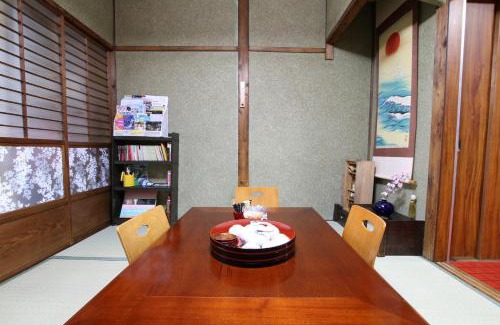 Suminoe House | 2 floors japanese style, direct to KIX, 10mins train to Namba, 5mins walk to stn , 2-6ppl