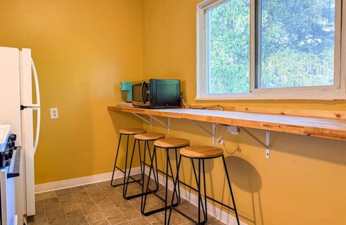 Mount Oliver Apartment | 2 Full Apartments! 4 Bedrooms w/14 beds & Parking