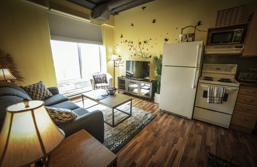 Downtown Edmonton Condo | 2 Full Beds, Memorable 1 Bedroom Condo, Downtown Central, Next to Rogers Place