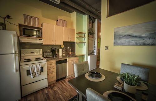 Downtown Edmonton Condo | 2 Full Beds, Memorable 1 Bedroom Condo, Downtown Central, Next to Rogers Place