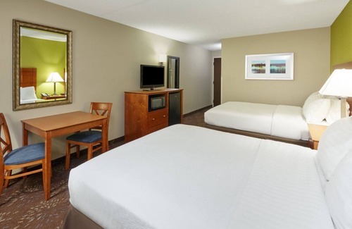 Matteson House | 2 Great Units, Free Parking, Dining, Minutes to Hollywood Casino Amphitheater!