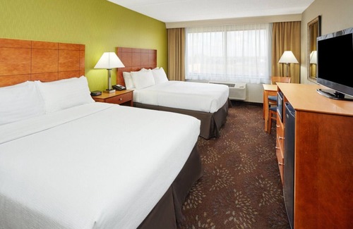 Matteson House | 2 Great Units, Free Parking, Dining, Minutes to Hollywood Casino Amphitheater!