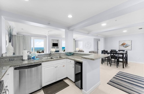 Thomas Drive Condo | 2-Gulf Front Masters - Massive Entertainment Space! Large Balcony!