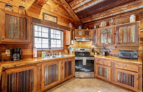 Trenton House | 2 Hideaway Cabins | Rustic W/2 Hot Tubs | Sleeps 10