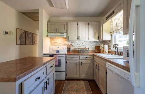 West Jefferson House | 2 Homes - 4 Beds/2 BAs - Easy Walk to Downtown West Jefferson.