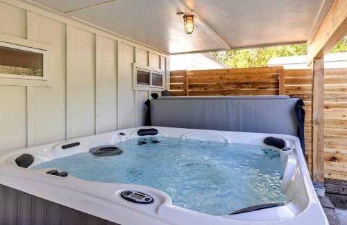 Livingston House | 2 Homes In One! Hot Tub Bikes Near Downtown