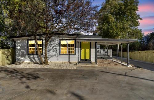 South Manchaca House | 2-House Retreat for Big Groups-Fire Pit-Pets OK