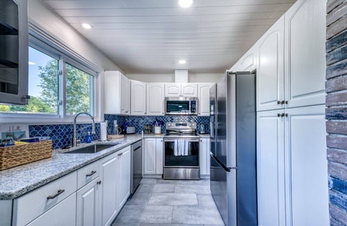 Whitfield House | 2 King bed, heated pool, game room, close to SRQ