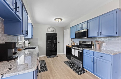 Youngstown House | 2 King Bedroom-Office Space-Garage-Pets Allowed-Millcreek Park