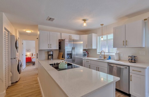 Dunedin Condo | 2 King Beds Free Beach Pass 1 Mile To Honeymoon Island Beach Essentials Included