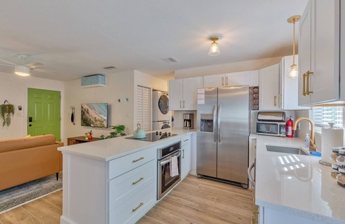 Dunedin Condo | 2 King Beds Free Beach Pass 1 Mile To Honeymoon Island Beach Essentials Included