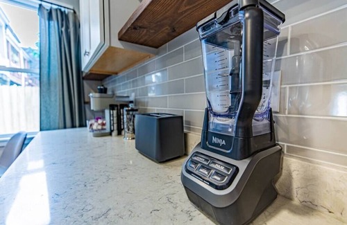Pittsburgh House | 2 King Beds | Free Parking | BBQ | Arcade | Patio
