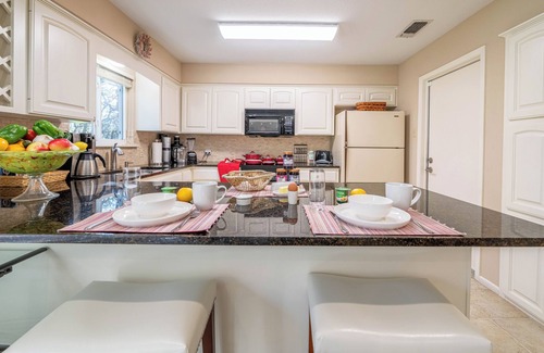 San Marcos House | 2 King Beds in Relaxing Oasis in Texas Hill Country - Free Wi-Fi, Parking, Snack