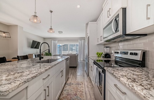 Southeast Calgary House | 2 KING BEDS - Sleeps 10 - Pet Friendly - Fenced - Great Location SE 3 + 1 Rooms