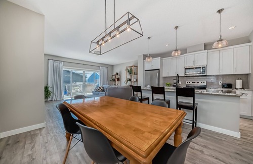 Southeast Calgary House | 2 KING BEDS - Sleeps 10 - Pet Friendly - Fenced - Great Location SE 3 + 1 Rooms