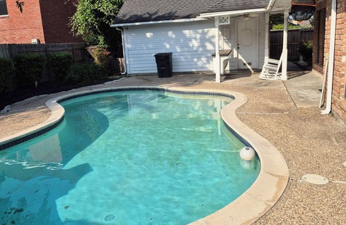Houston House | 2 King Beds, Swimming Pool, 5TV's, Pool Table, BBQ Grill, Gym Access, Fire pit